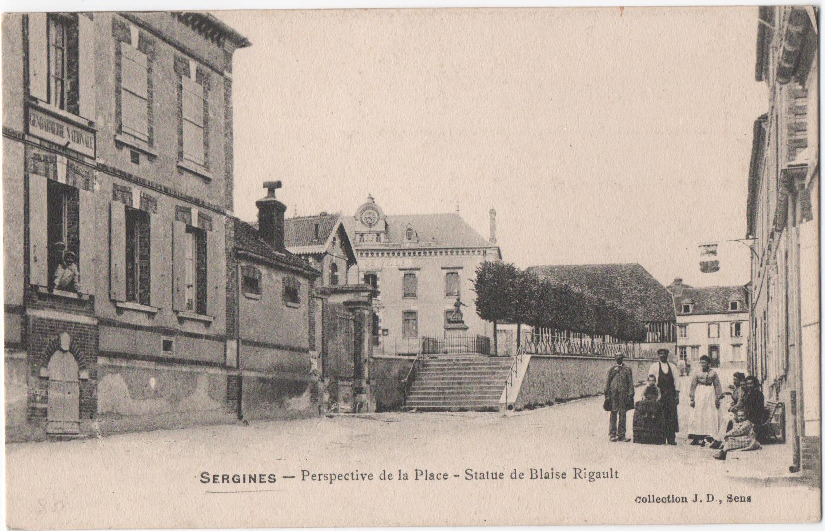 La place de la Mairie et la Gendarmerie à gauche