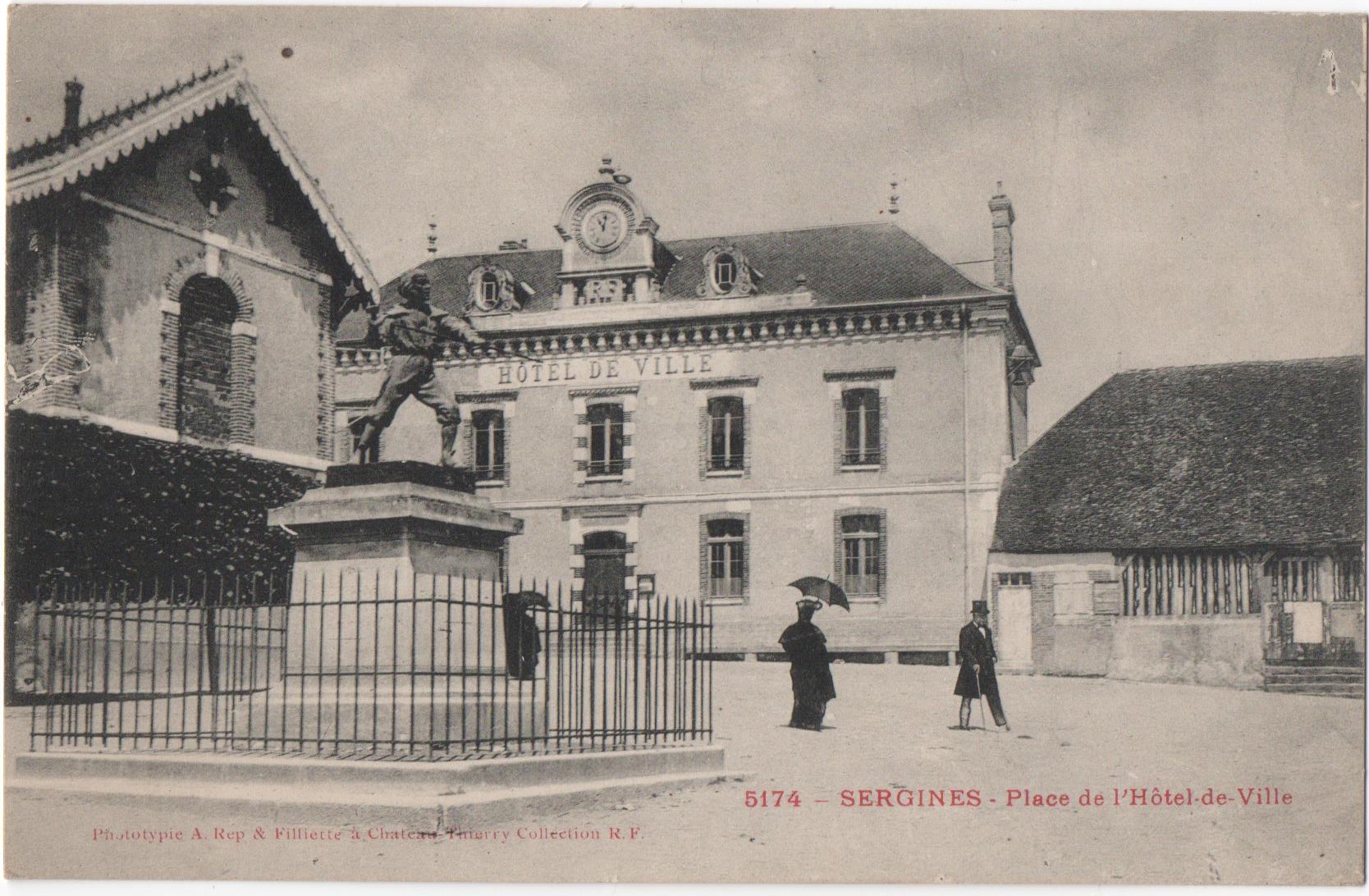 La Mairie, la halle et la statut de Blaise Rigault sur la place