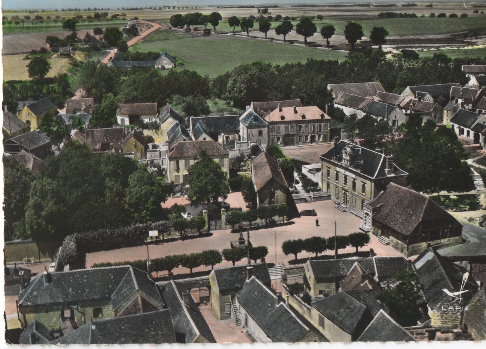 Vue aérienne de la place avec la Mairie, la halle et la statut de Blaise Rigault