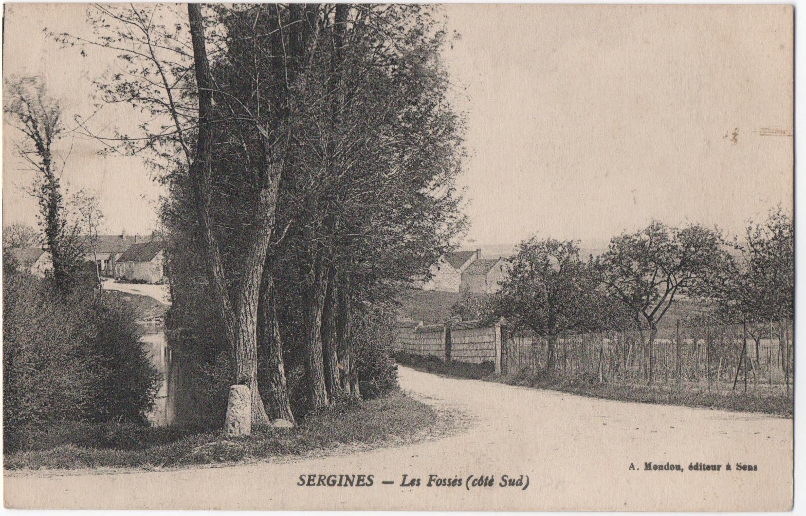 les fossés (aujourd'hui intersection de la rue des Treilles et de l'avenue Charles De Gaulle)
